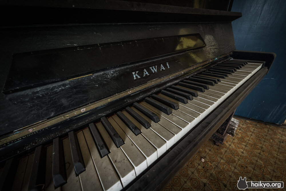 one-more-abandoned-kawai-piano.jpg