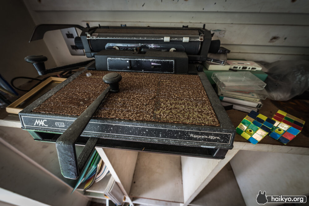 weird-abandoned-typewriter.jpg